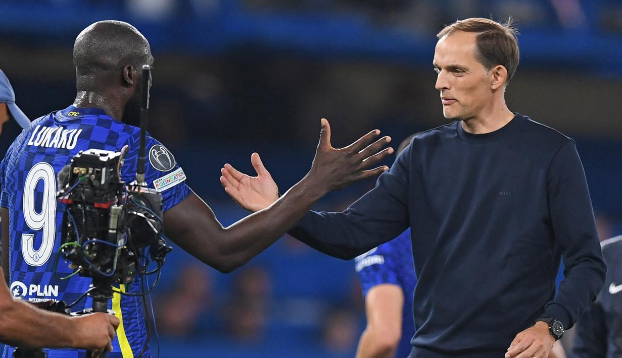 Pelatih Chelsea Thomas Tuchel (kanan) memberikan selamat kepada Romelu Lukaku usai Chelsea mengalahkan Zenith St Petersburgh 1-0 dalam pertandingan lanjutan Liga Champions 2021/2022 di Stamford Bridge, 14 September 2021. (AFP/Daniel Leal)