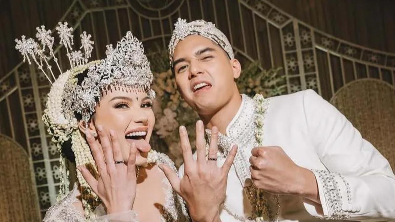 8 Potret Isi Seserahan Al Ghazali untuk Alyssa Daguise: Tak Hanya Barang Mewah, Ada Kepingan Logam Mulia