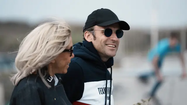Emmanuel Macron menikmati jalan-jalan di pantai menjelang pemilihan Prancis
