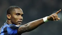 Selebrasi striker Inter Milan Samuel Eto'o yang menyumbang dua gol saat mengalahkan Bologna 4-1 dalam partai lanjutan Serie A di Stadio Giuseppe Meazza, 15 Januari 2011. AFP PHOTO/Filippo MONTEFORTE 