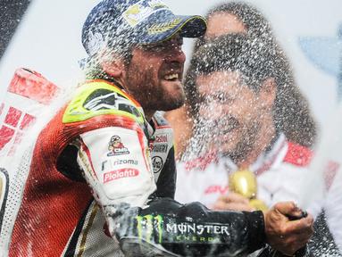 Pebalap LCR Honda, Cal Crutchlow, memperlihatkan aksi impresif saat memenangi balapan MotoGP Brno, Minggu (21/8/2016). (EPA/Filip Singer)