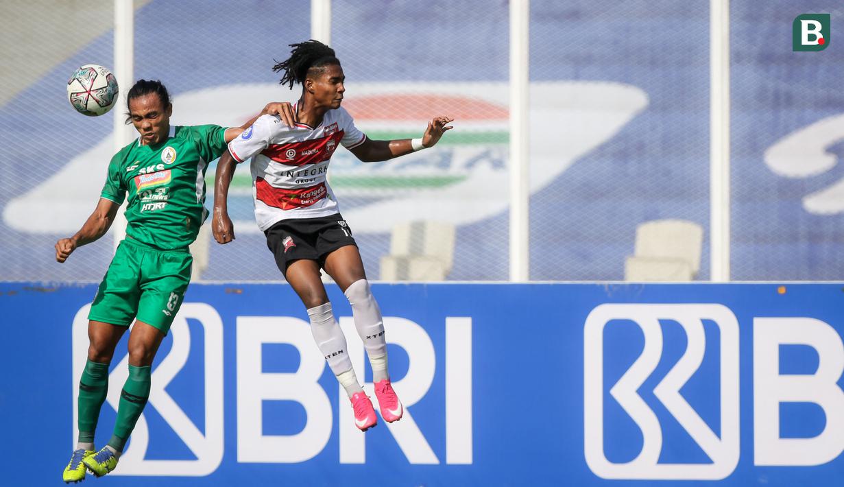 Ronaldo Kwateh (kanan) mendapatkan kepercayaan melakoni debut profesional di Madura United pada usia 16 tahun, 10 bulan, dan 15 hari. Meskipun masih berusia belia, ia memiliki kemampuan olah bola, umpan, dan kecepatannya yang sangat mumpuni. (Bola.com/Bagaskara Lazuardi)