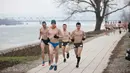 Peserta berlari saat mengikuti lomba Underpants Run di tepi sungai Danube di Beograd, Serbia (4/2). Dengan hanya mengenakan pakaian dalam para peserta tetap semangat mengikuti lomba dengan suhu mendekati nol derajat Celcius. (AP Photo/Marko Drobnjakovic)