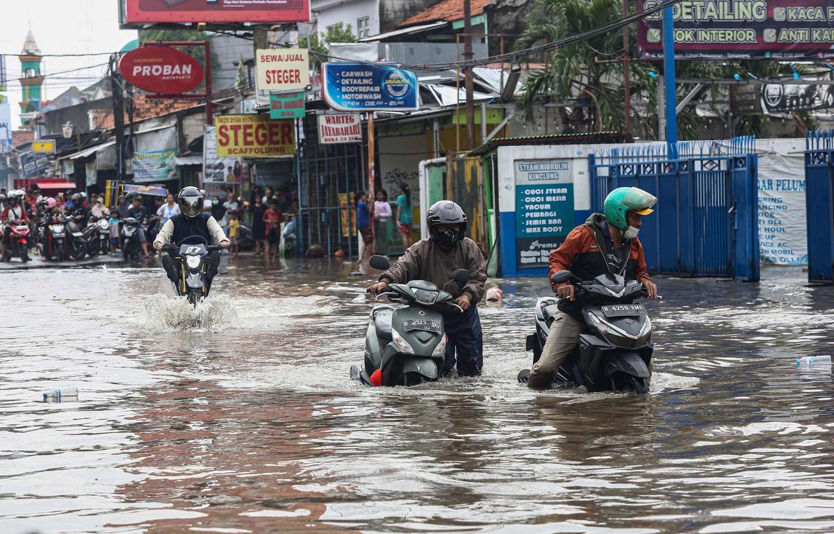 Kondisi terkini jalan penghubung Tangerang-Jakarta lumpuh akibat banjir