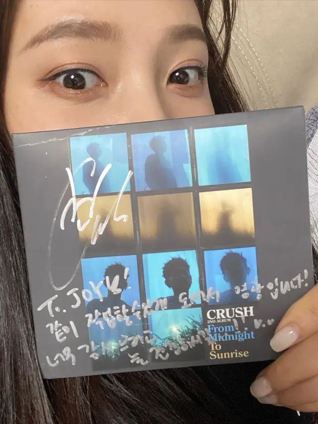 Joy Red Velvet  dan album dari Crush. (Instagram/ _imyour_joy)