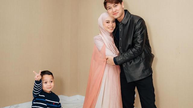 Lesti Kejora, Rizky Billar, dan anaknya menang. (Foto: Dok. Instagram @rizkybillar)