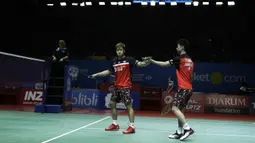 Ganda putra Indonesia, Kevin Sanjaya/Marcus Gideon, merayakan kemenangan atas wakil India, Satwiksairaj Rankireddy/Chirag Shetty, pada Indonesia Open 2019 di Istora, Jakarta, Kamis (17/7). Kevin/Marcus menang 21-15, 21-14. (Bola.com/Yoppy Renato)