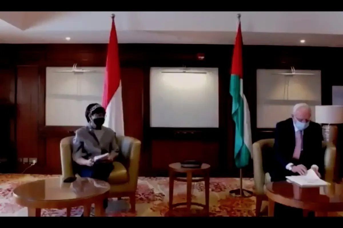 Pertemuan antara Menlu Retno Marsudi (kiri) dengan Menlu Palestina Riyad Maliki (kanan) dalam press briefing dengan awak media pada Rabu (10/2/2021).