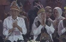 VIDEO: Jokowi Balas Hormat Berdiri Tegak Depan Ribuan Anak Ramaikan Puncak Hari Anak di Papua