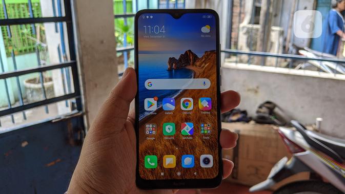 Tampak depan Redmi 8A Pro dengan notch di atas. (/ Yuslianson)