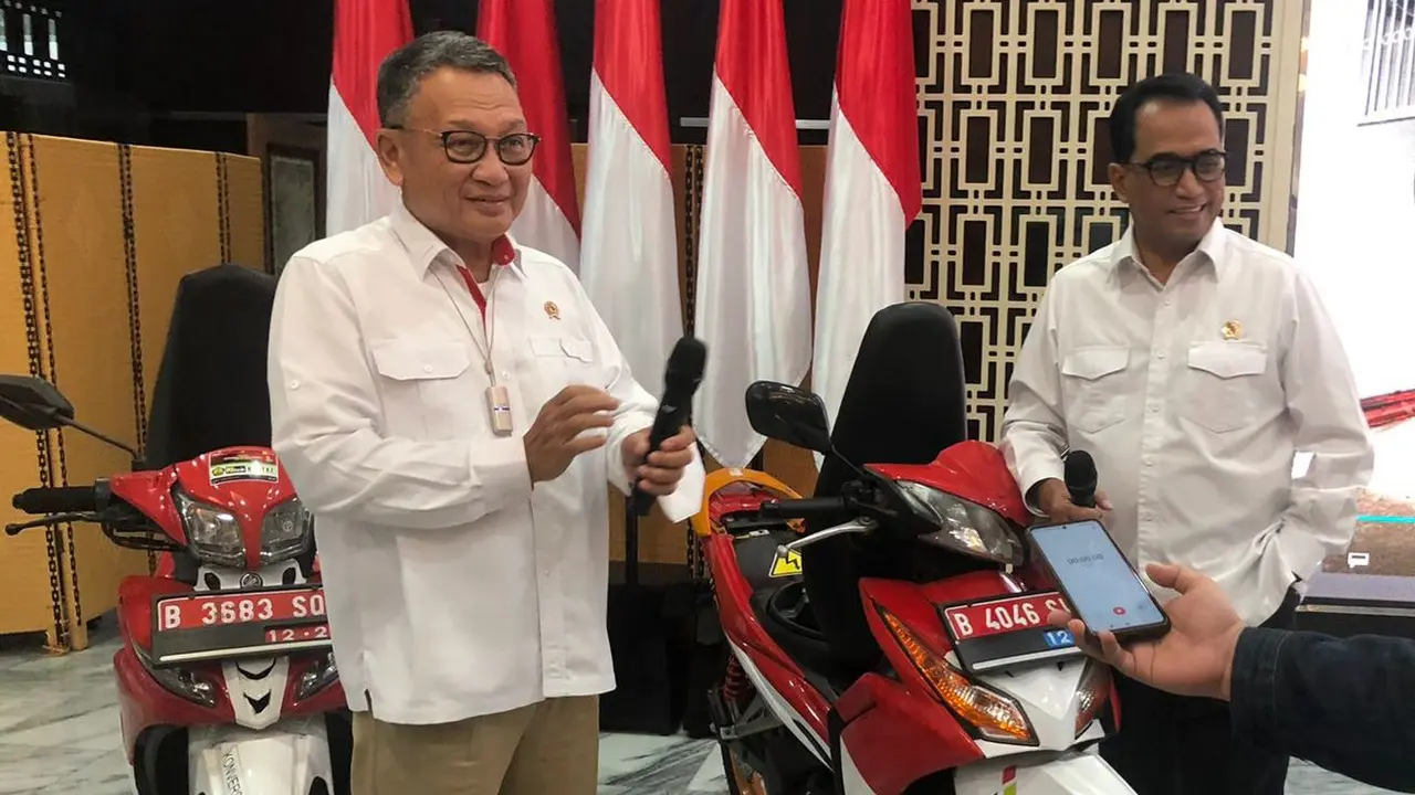 Menteri Energi dan Sumber Daya Mineral (ESDM) Arifin Tasrif bersama Menteri Perhubungan Budi Karya Sumadi dalam evaluasi pelaksanaan program konversi motor listrik, di Kementerian ESDM, Jakarta, Senin (19/9/2022).