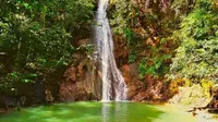 Keunikan warna air terjun Lagandang di Kabupaten Enrekang dapat memanjakan mata pengunjungnya (Liputan6.com/ Eka Hakim)