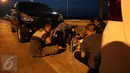 Pemudik menyantap hidangan berbuka puasa di pinggir tol Cikopo-Palimanan (Cipali), Subang, Jawa Barat, 14 Juli 2015. (Liputan6.com/Herman Zakharia)