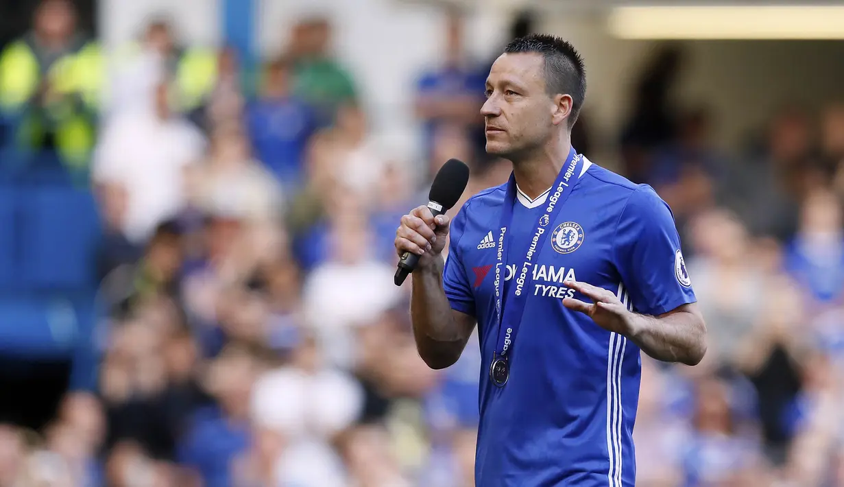 Kapten Chelsea, John Terry, menyampaikan ucapan perpisahan kepada suporter usai laga melawan Sunderland di Stamford Bridge, Minggu (21/5/2017). Terry resmi mengakhiri kiprahnya selama 22 tahun di Chelsea. (AP/Kirsty Wigglesworth)