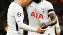 Bek Tottenham Hotspur, Davinson Sanchez menghibur rekannya Son Heung-Min saat menjamu Juventus pada leg kedua babak 16 besar Liga Champions di Wembley, Kamis (8/3). Kekalahan dari Juventus membuat Heung-Min terlihat begitu emosional. (IAN KINGTON/AFP)