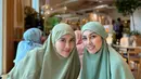 Syahnaz Sadiqah dan Nisya Ahmad juga menjalani haji tahun ini. Begini tampilan kompak keduanya kenakan gamis dan hijab syarí nuansa hijau sage yang segar, [@nissyaa]