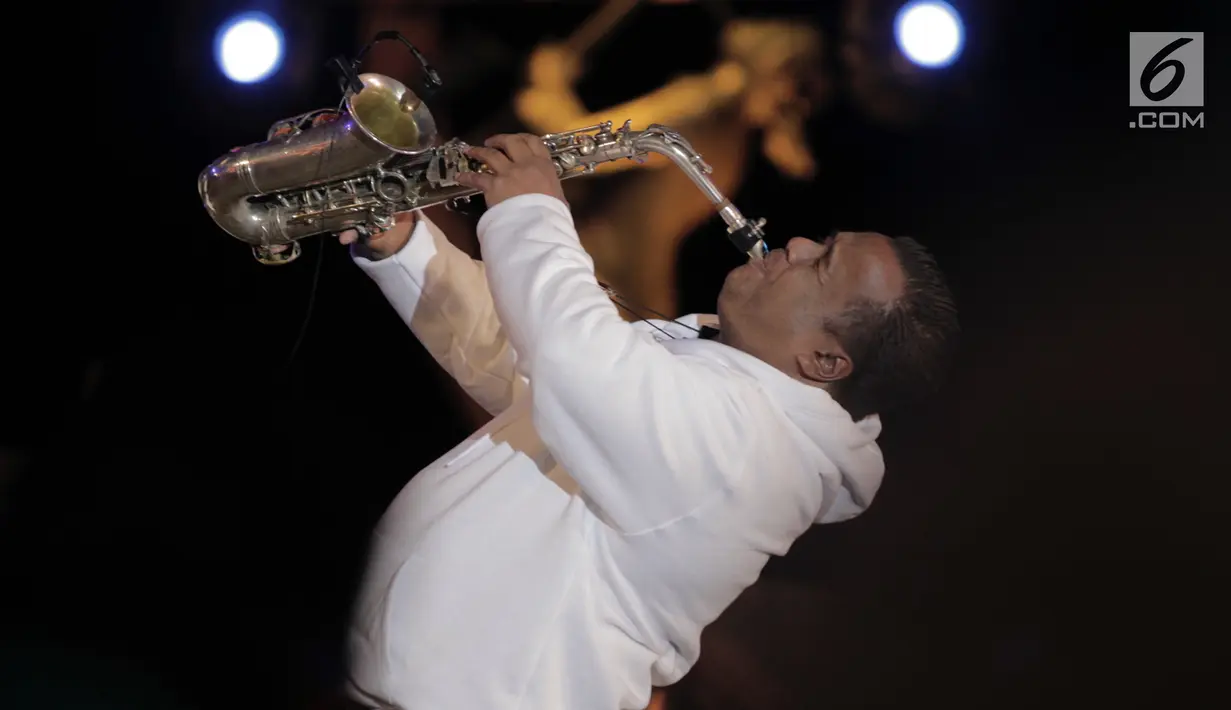 Aksi pemain saksofon Nicky Manuputty dalam hari pertama Jazz Gunung 2018 di Kawasan Gunung Bromo, Jawa Timur, Jumat (27/7). Jazz Gunung Bromo ke sepuluh ini menampilkan sejumlah pemusik jazz tanah air dan macanegara (Liputan6.com/HO/Ridhwan Siregar)