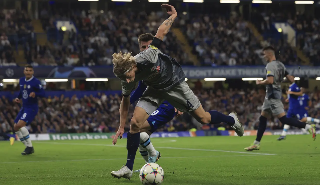 Gelandang Red Bull Salzburg Maurits Kjaergaard berebut bola dengan geladang Chelsea Mason Mount dalam matchday Grup E Liga Champions di Stamford Bridge, Kamis (15/9/2022) dini hari WIB. Chelsea hanya mampu bermain imbang 1-1 dengan RB Salzburg. (AP Photo/Leila Coker)