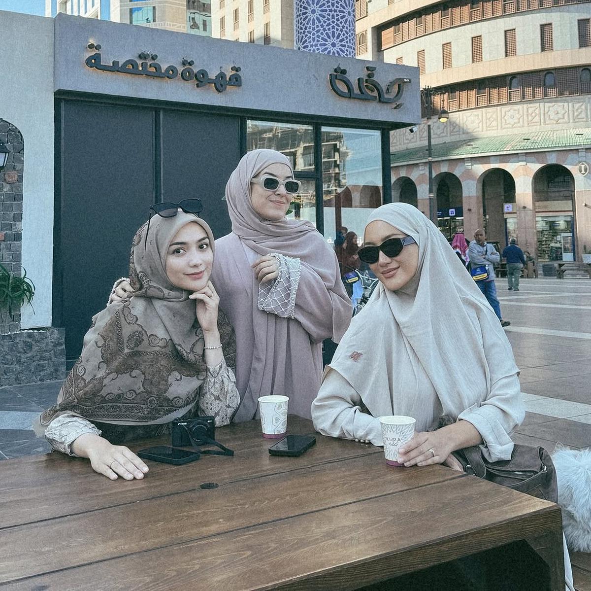 Potret Erica Putri Jalani Ibadah Umroh Bersama Sahabat yang Seru