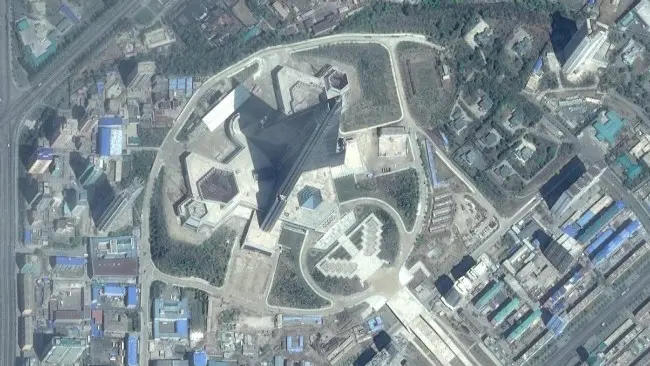 Citra satelit penampakan Ryugyong Hotel di Pyongyang. (Sumber Google Earth)