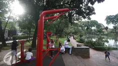 Warga beraktivitas di Taman Situ Lembang, Jakarta, Kamis (25/8). Dinas Pertamanan dan Pemakaman DKI Jakarta menyebutkan total luas ruang terbuka hijau (RTH) yang sudah terbangun di Jakarta baru sekitar 9,98 persen. (Liputan6.com/Immanuel Antonius)