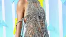Taylor Swift tampil berkilau dengan busana rancangan Oscar de la Renta. Gaun halterneck itu bertabur berlian dan berpadu dengan strappy silver heels. (instagram/vmas)