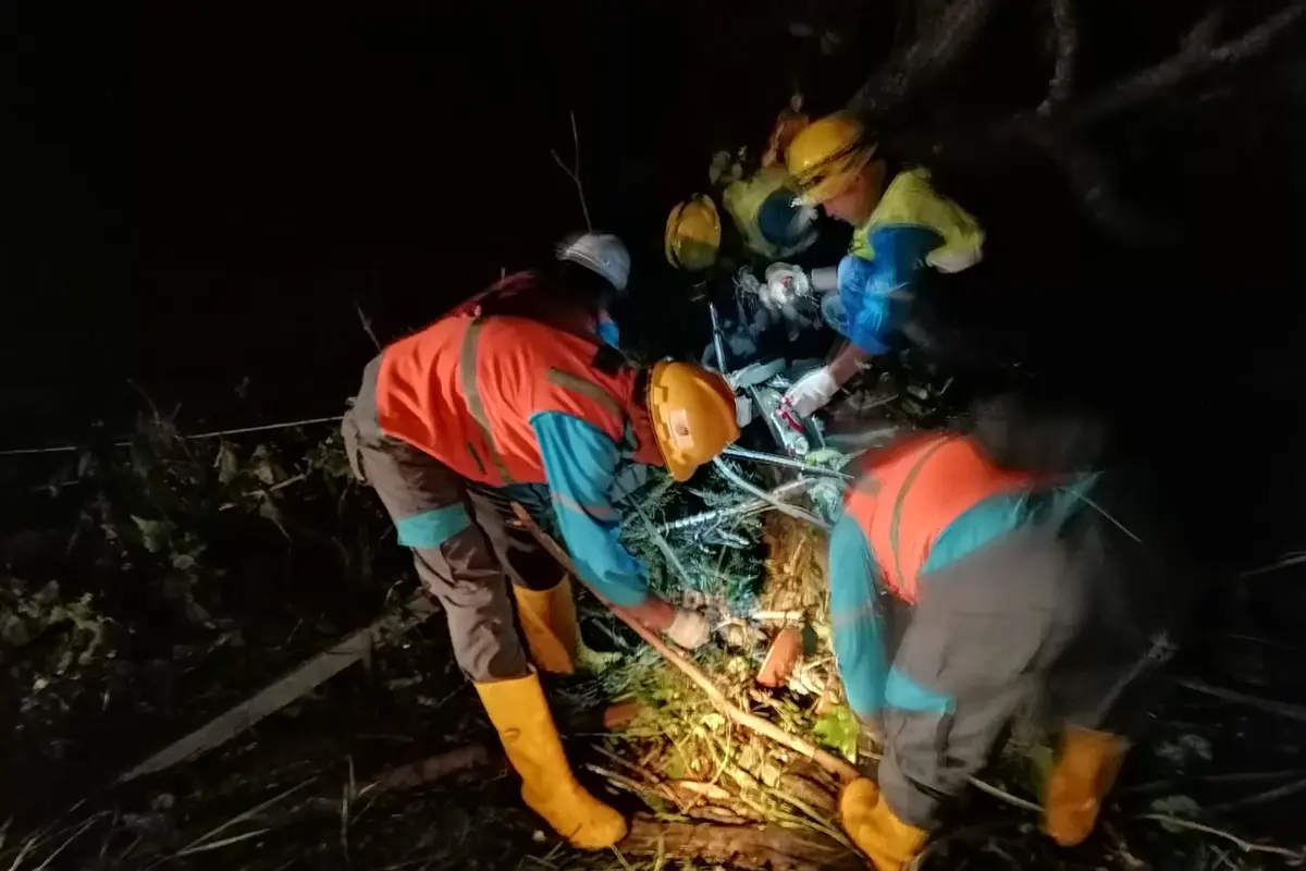 Personil PLN UID Jakarta Raya di lokasi tsunami Banten.