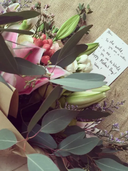 “Every flower in the world couldn't even begin to describe how much you mean to me, but let me just start with this one. Happy Mother's day, Ibu ❤” (via instagram/@raisa6690)