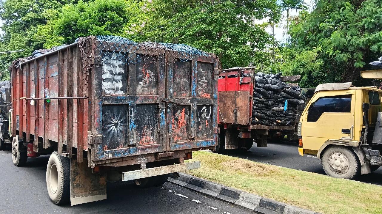 Kantor Gubernur Bali Digeruduk Ratusan Truk Sampah, Tolak Penutupan TPA Suwung Tanpa Solusi
