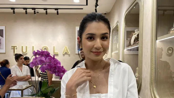 Kolaborasi  Mikha Tambayong dengan perhiasan Tulola