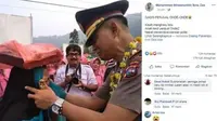 Haru, anak penjual onde-onde menangis saat Kapolres Padang Panjang, Sumatera Barat pamit untuk pindah tempat tugas. (Sumber: Facebook/Muhammad Ikhwanuddin Ibnu Zas)