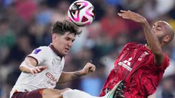 Bek Manchester City, John Stones (kiri) berebut bola dengan striker Urawa Red Diamonds, Jose Kante pada laga semifinal Piala Dunia Klub 2023 di King Abdullah Sports City Stadium, Jeddah, Arab Saudi, Rabu (20/12/2023) dini hari WIB. (AP Photo/Manu Fernandez)