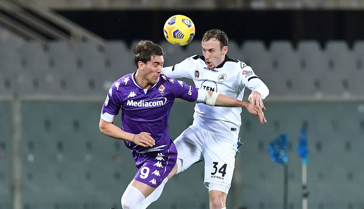 Bek Spezia, Ardian Ismajli (kanan) berduel udara dengan striker Fiorentina, Dusan Vlahovic dalam laga lanjutan Liga Italia 2020/21 pekan ke-23 di Artemio Franchi Stadium, Jumat (19/2/2021). Spezia kalah 0-3 dari Fiorentina. (LaPresse via AP/Jennifer Lorenzini)