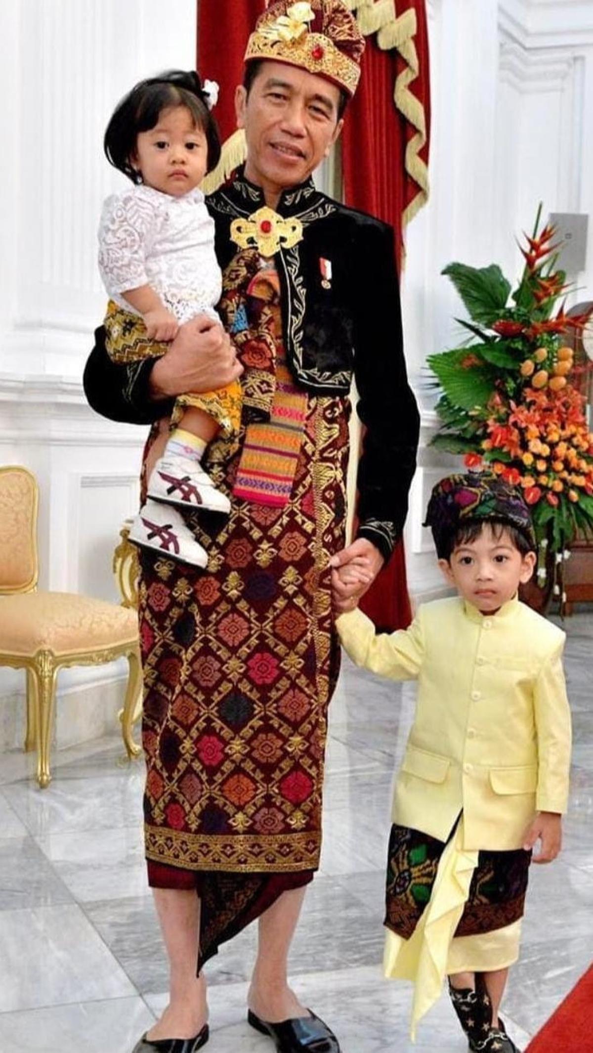 Baju Bali Pada Upacara Peringatan detik-detik proklamasi kemerdekaan Indonesia tahun 2019. Presiden mengenakan pakaian adat khas Klungkung, Bali. Baju yang dipakai berwarna hitam dengan motif warna coklat. Selain itu, Jokowi juga memakai kain yang diba