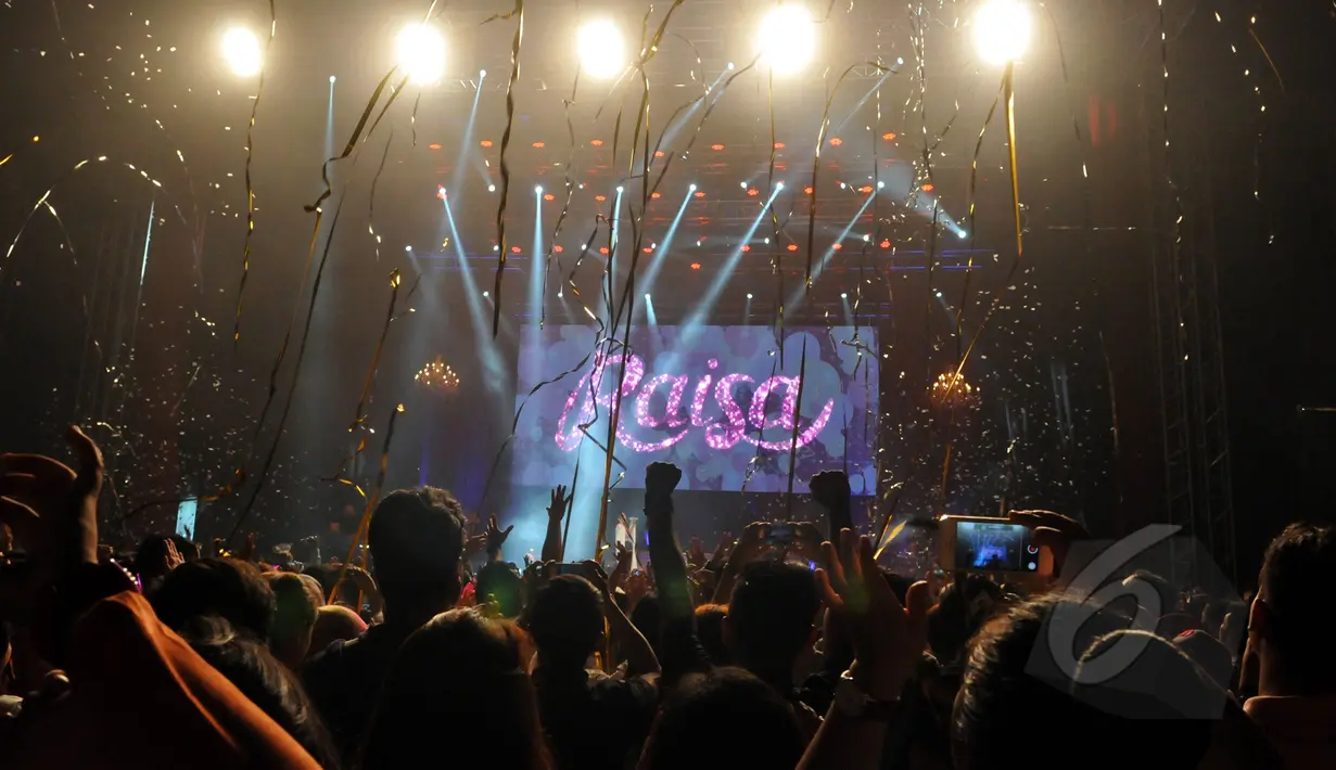 Disela penutup konser tunggal Raisa, suasana panggung semakin manis dengan tembakan konvertes dan balon-balon putih, di Istora Senayan, Jakarta, Minggu (24/5/2015). (Liputan6.com/Panji Diksana)