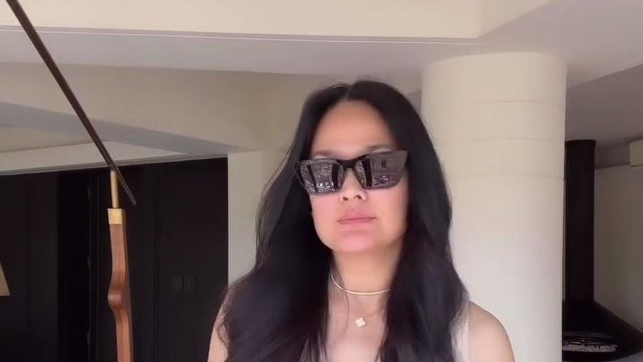 Tampil Kekinian dengan Rok Mini, 7 Potret Donna Harun yang Makin Stunning dan Slay di Usia 57 Tahun