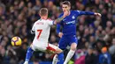 Gelandang Chelsea, Jorginho berusaha melewati gelandang Crystal Palace, Max Meyer saat bertanding pada lanjutan Liga Inggris stadion Stamford Bridge, London (4/11). Chelsea menang atas Crystal Palace dengan skor 3-1. (AFP Photo/Ben Stansall)