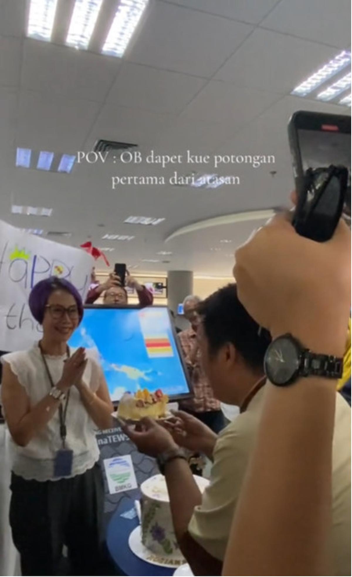Viral Momen Atasan Beri Potongan Kue Pertama Kepada OB, Sosoknya Curi Perhatian