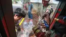 Petugas mendistribusikan air bersih kepada warga RW 05, Kelurahan Lenteng Agung, Jagakarsa, Jakarta Selatan, Selasa (22/9/2026). Penyaluran dilakukan untuk membantu memenuhi kebutuhan air bersih warga yang terdampak kekeringan. (KLY/Budy Santoso)