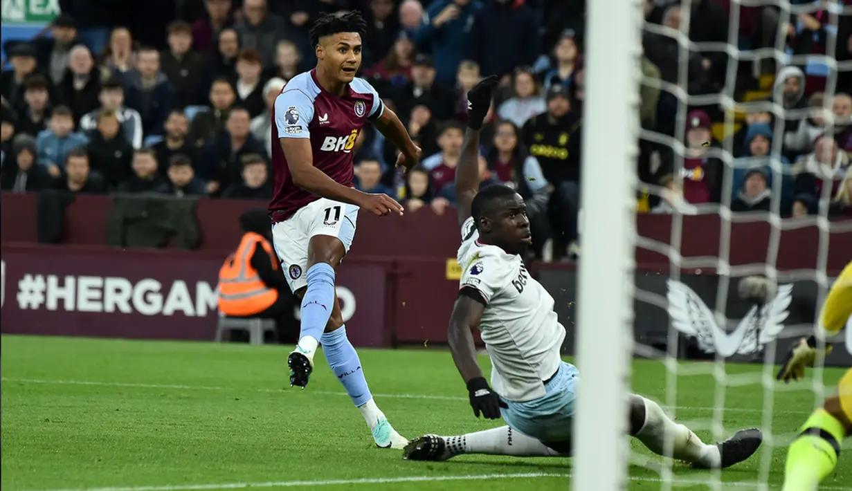 West Ham United semakin bersemangat untuk mencetak gol penyama kedudukan. Akan tetapi misi itu justru tak membuahkan hasil karena Aston Villa justru malah memperbesar keunggulan pada menit ke-74 lewat tendangan keras kaki kiri Ollie Watkins. (AP Photo/Rui Viera)