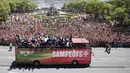 Tim kesebelasan Portugal disambut meriah oleh pendukung mereka saat kembali ke Lisbon, Portugal, Senin (11/7). Ronaldo dkk menyapa pendukung mereka di atas bus terbuka. (REUTERS / Rafael Marchante)
