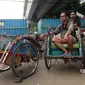 Penarik becak di kawasan jalan layang Bandengan Utara III, Pekojan, Tambora, Jakarta Barat (Liputan6.com/ Ady Anugrahadi)