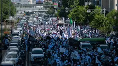 Massa Gerakan Nasional Pengawal Fatwa-MUI (GNPF-MUI) menggelar "Aksi Simpatik Menjaga Independensi Hakim", Jakarta, Jumat (28/4). Tujuan aksi untuk mengawal kasus dugaan penistaan agama oleh Ahok. (Liputan6.com/Gempur M Surya)