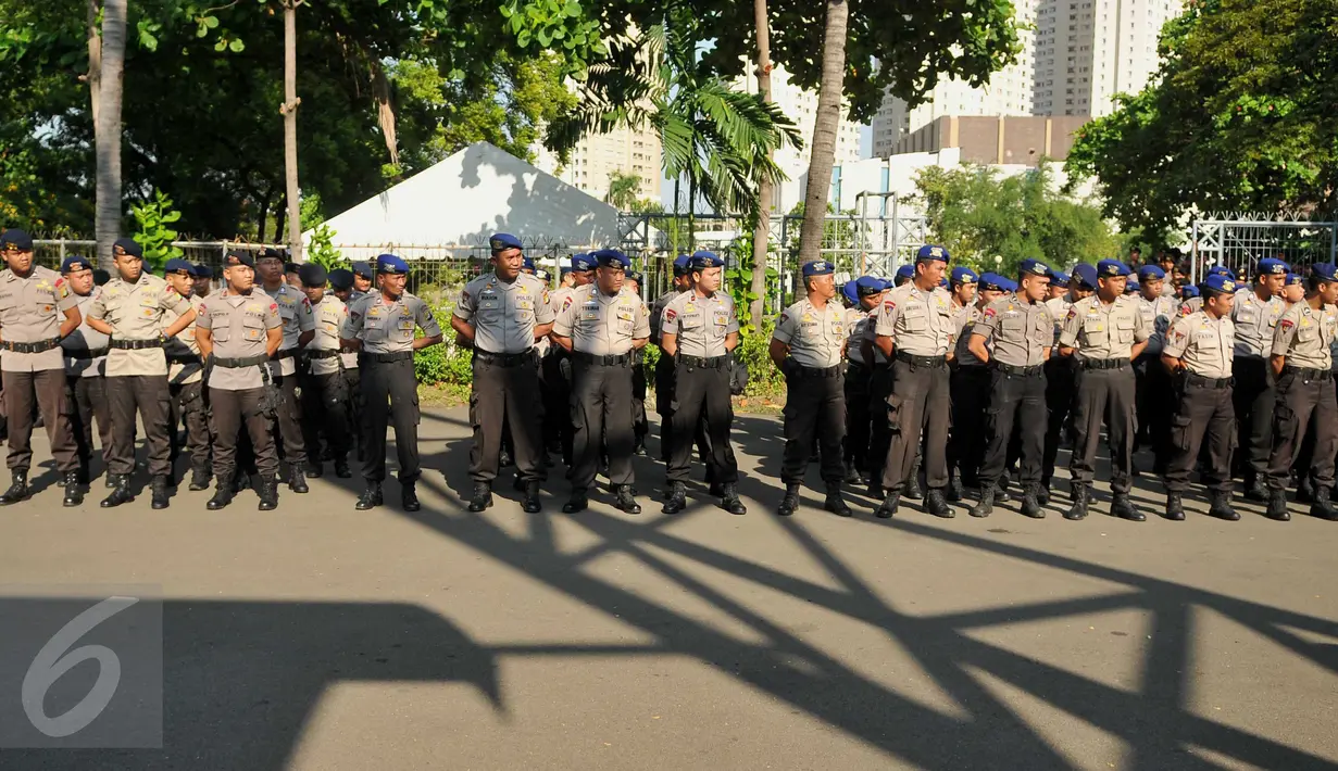 Personel Polda Metro Jaya dan Polres Metro Jakut mengikuti apel persiapan pengamanan KLB PSSI di dalam kawasan Ancol, Jakarta, Rabu (3/8). Kepolisian akan melakukan filterisasi dan pengamanan massa di seluruh 6 pintu masuk. (Liputan6.com/Gempur M Surya)