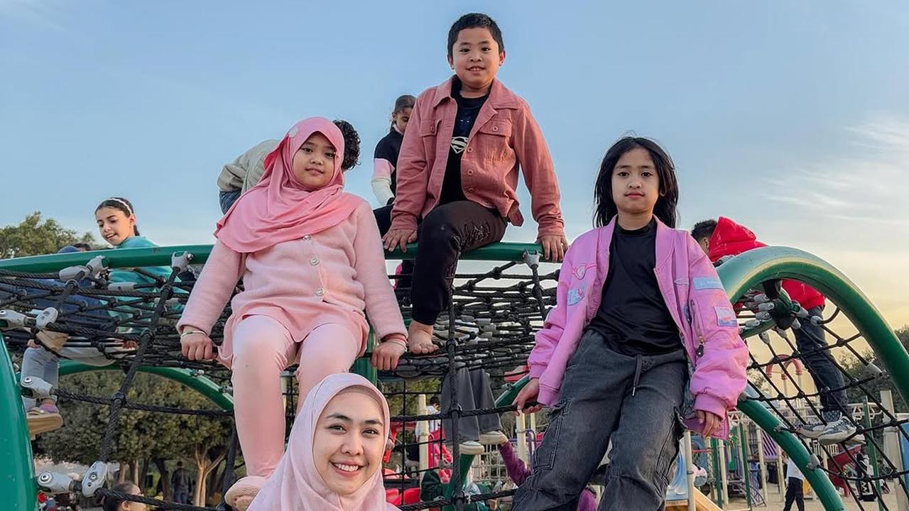 Potret Oki Setiana Dewi Ajak Anak-Anak Main di Taman Kota Kairo, Kompak Pakai Baju Pink