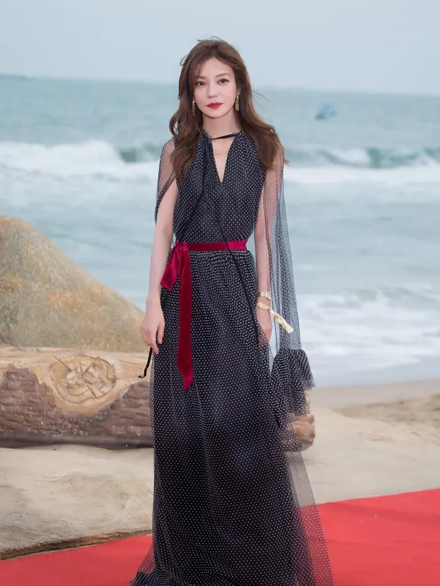 Gaya berpakaian Zhao Wei yang dihapus jejak digitalnya oleh Pemerintah China. (Instagram/ vicki_zhaowei)