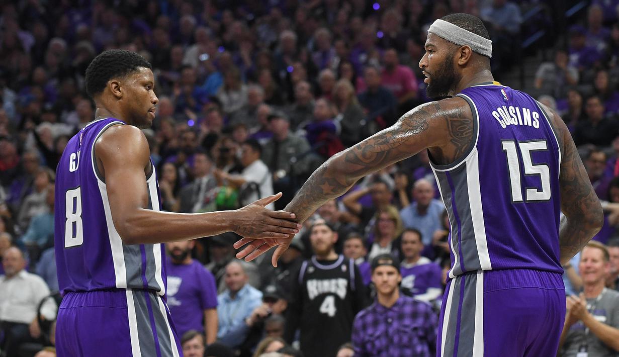 Pemain Sacramento Kings, DeMarcus Cousins #15 dan Rudy Gay #8 bersalaman usai kalah dari San Antonio Spurs ada ajang NBA di Golden 1 Center, Sacramento, California, Kamis (27/10/2016). (AFP/Thearon W. Henderson/Getty Images)