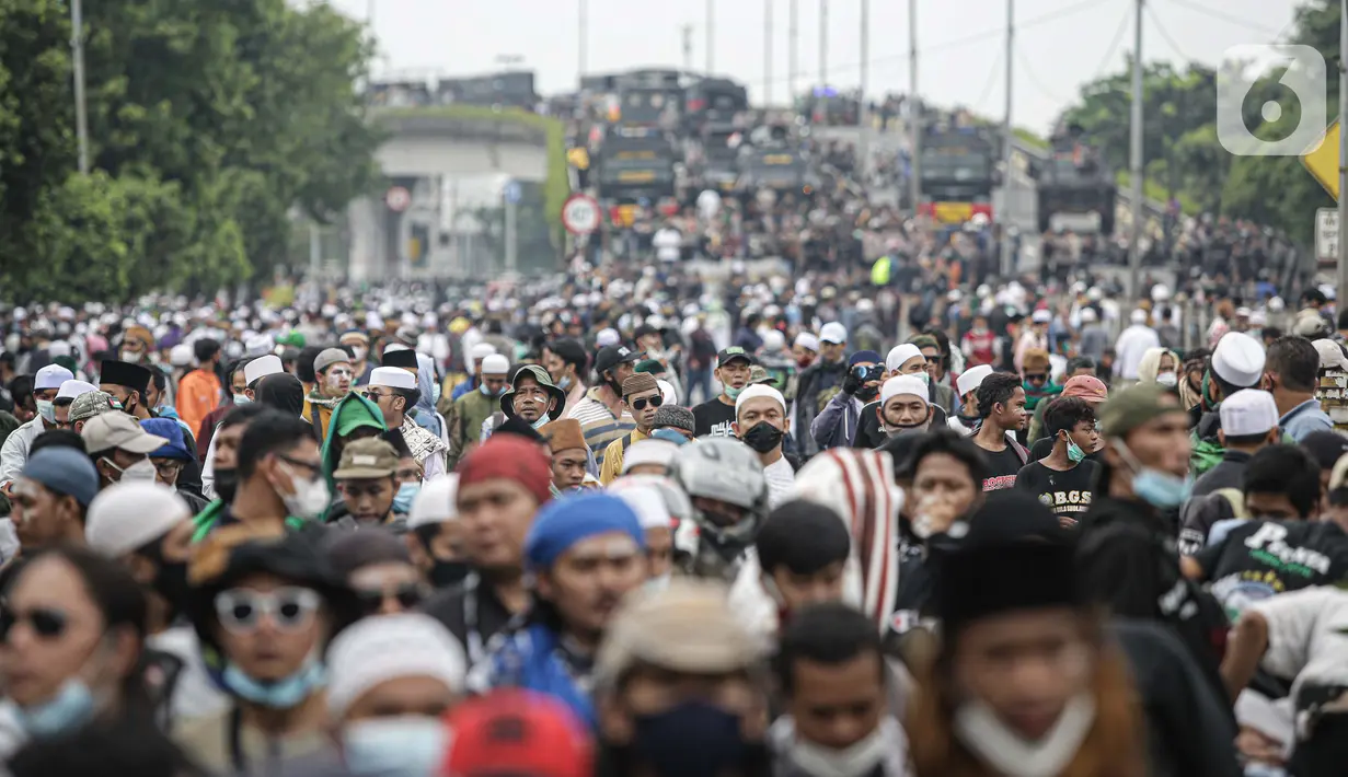 Massa aksi membubarkan diri usai terlibat bentrok dengan polisi di flyover Penggilingan, Jakarta, Kamis (24/6/2021). Sebelumnya, aparat kepolisian dengan para simpatisan Rizieq Shihab terlibat bentrokan jelang sidang vonis perkara tes swab yang digelar di di PN Jakarta Timur. (Liputan6.com/Faizal F