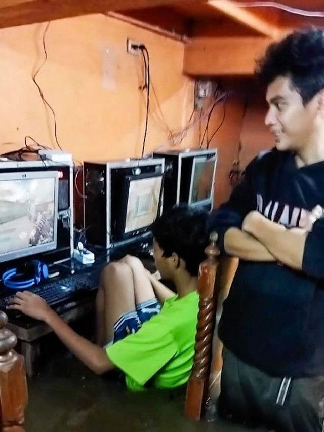 Viral Bocah Tetap Main Game di Warnet saat Diterjang Banjir dan Badai, Santai Banget