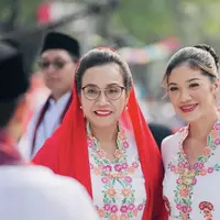 Berbalut kebaya betawi, Sri Mulyani dan Franka Makarim tampil begitu menawan. [Foto: Instagram/ Sri Mulyani]